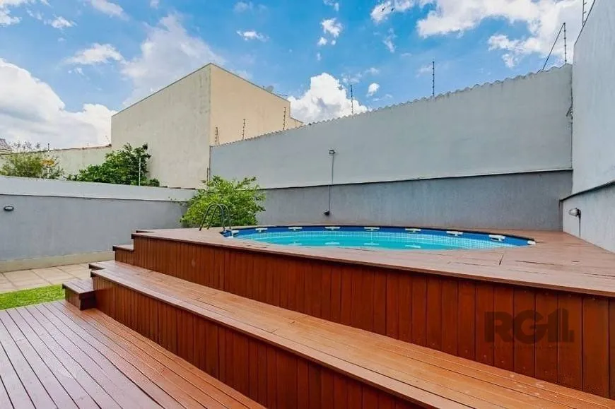 Imagem Excelente casa de 209m² com 3 dormitórios, piscina e 3 vagas de garagem.