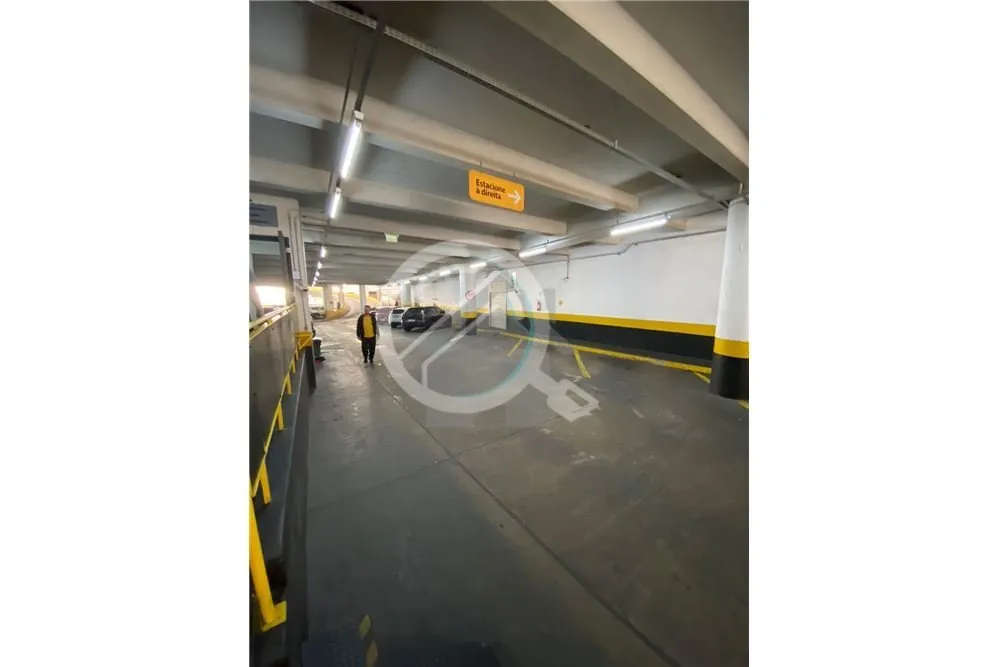 Imagem Ótimo box com aproximadamente 15m² de área útil, localizado no quarto andar, tornando-o um dos m...
