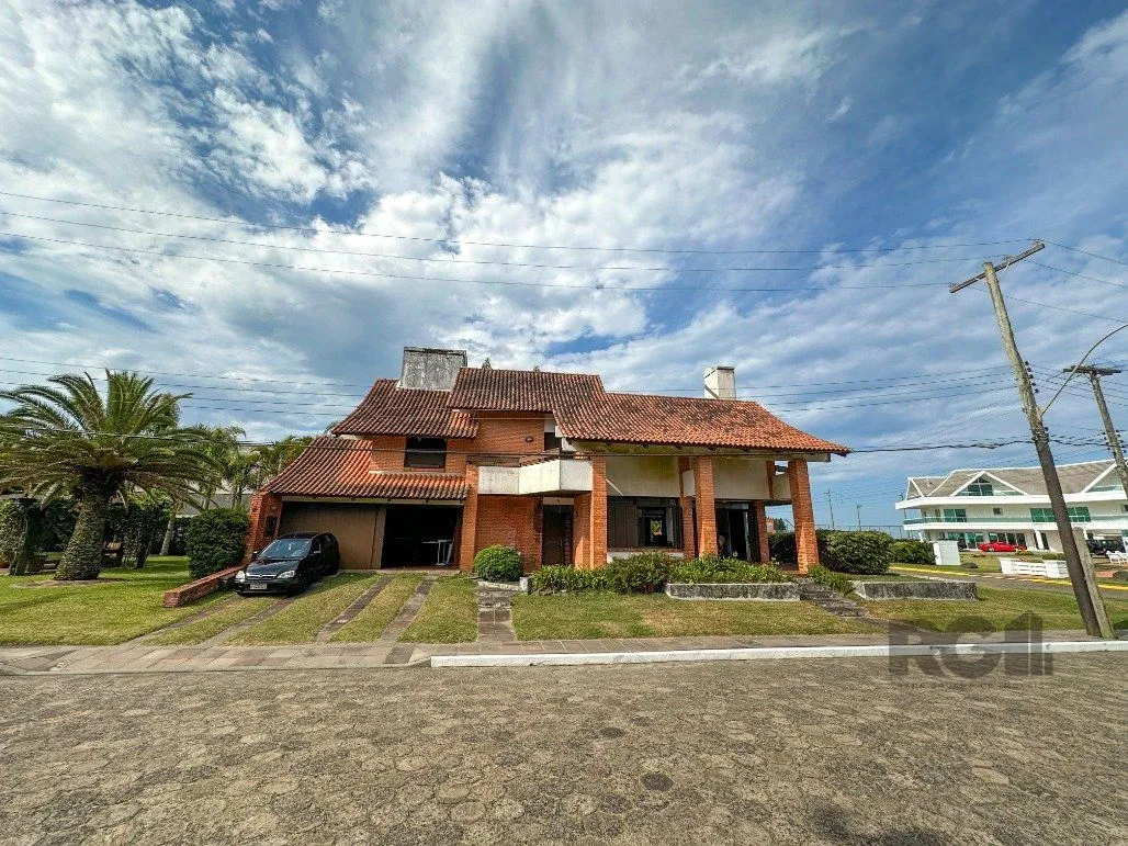 Imagem Icônica Casa para comprar a poucos metros do mar em Atlântida