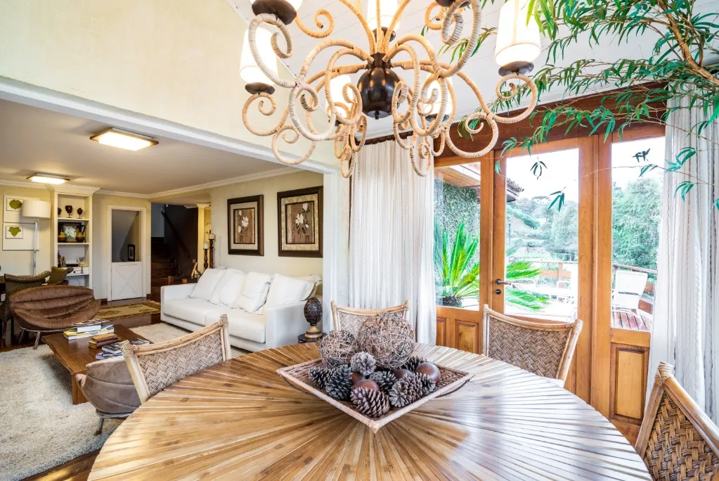 Imagem Luxuosa casa em condomínio à venda em Campos do Jordão-SP, Jardim Andirá: 4 quartos, 2 suítes, 4 banheiros, 3 vagas, 400m²!