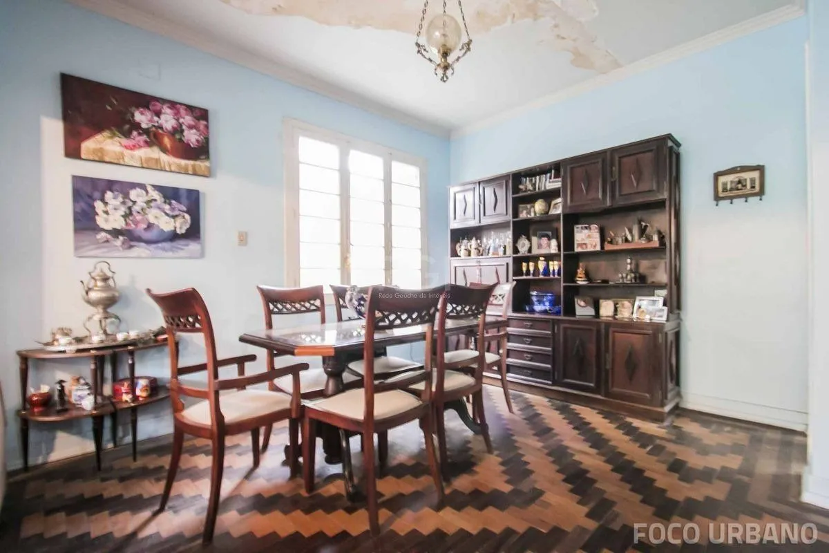 Imagem Casa para Venda - 250m², 4 dormitórios, 2 vagas - Petrópolis