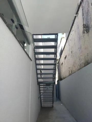 Imagem LOCAÇÃO DE SALÃO COMERCIAL EM ARUJÁ, com 250m², amplo espaço c/ pavimento superior e inferior, 2 copas e entrada c/ acessibilidade. CONSULTE-NOS..