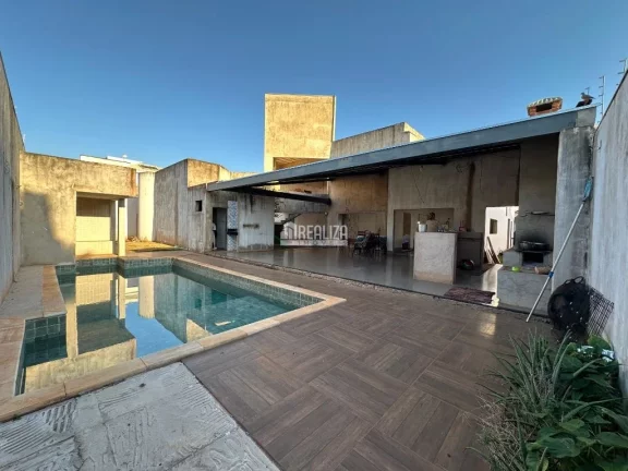 Imagem Casa à venda no Jardim do Lago, Uberaba: 4 dormitórios, piscina aquecida e hidromassagem