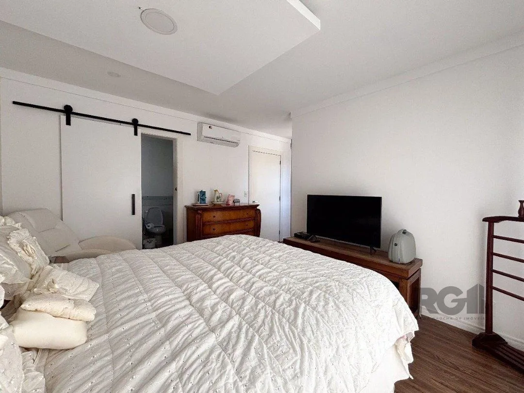 Imagem Casa em condomínio com pátio, piscina, 3 suítes e 2 vagas