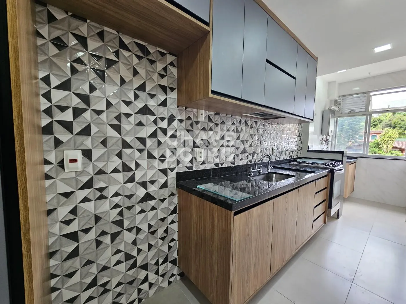 Imagem Apartamento de 2 quartos + dependência, varanda, 2 vagas e elevador.