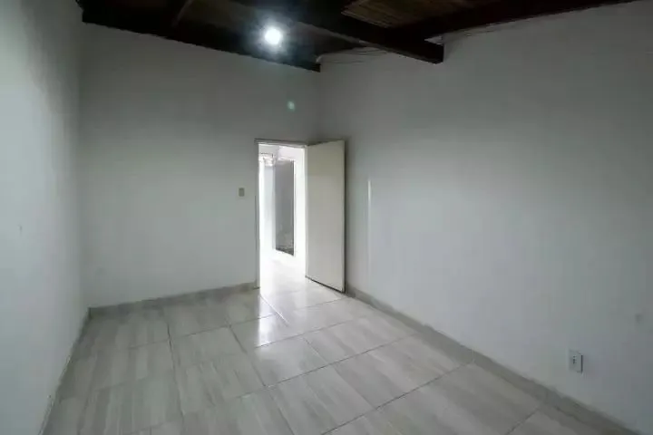 Imagem VENDE - AMPLA CASA RESIDENCIAL COM PISCINA E 5 VAGAS