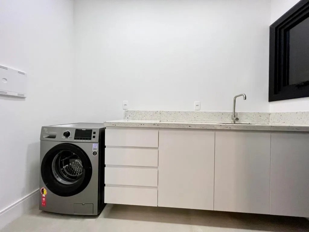 Imagem Casa em Condominio 4 Dormitórios - Bairro --