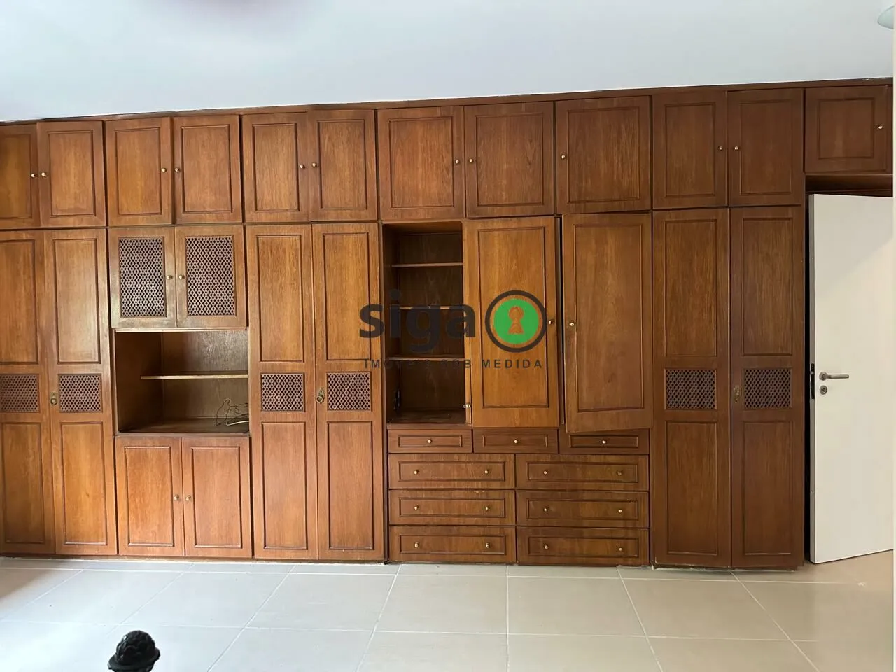 Imagem Sobrado á Venda - 250m², 4 quartos , 5 vagas na Vila Guarani (Zona Sul) !!