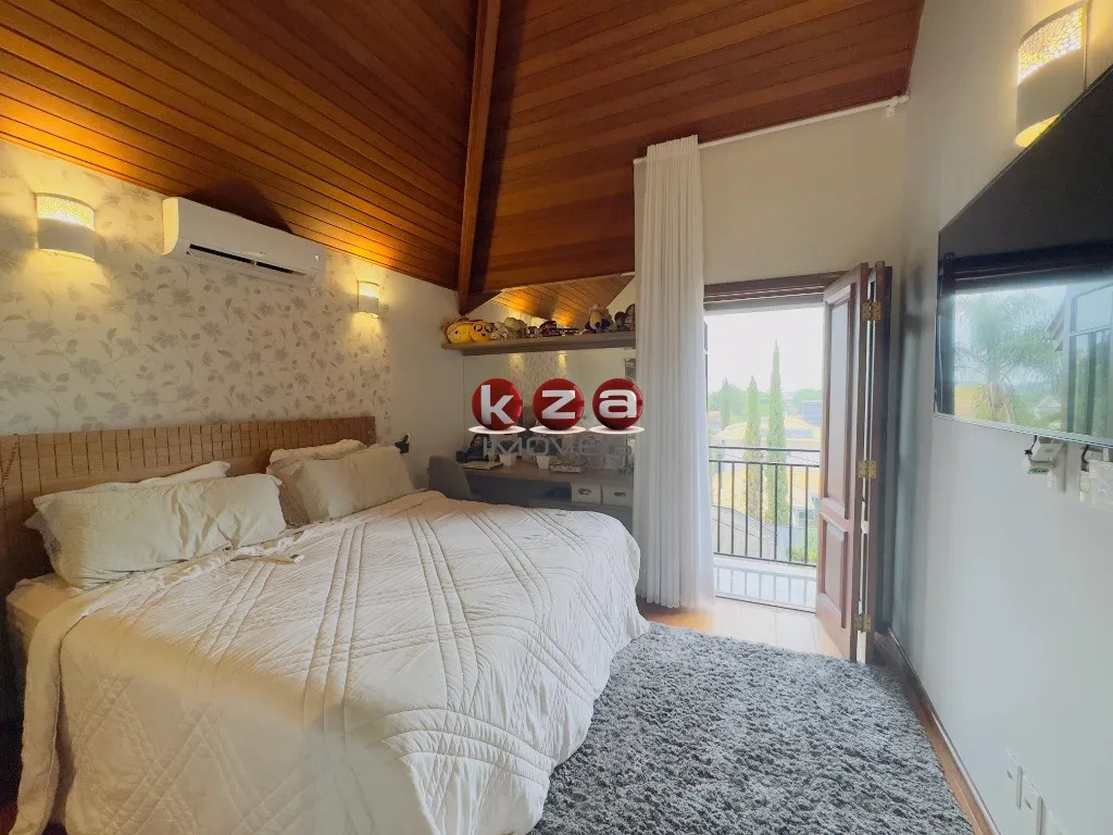 Imagem Casa de luxo a venda no Condomínio Reserva Colonial em Valinhos: 3 suítes + 1, 4 salas e amplo espaço gourmet com piscina.