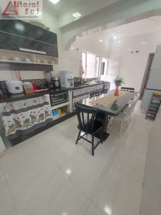 Imagem Imóvel Espaçoso e Aconchegante com 2 Quartos e 2 Vagas de Garagem em Ocian, Praia Grande-SP - Confira!