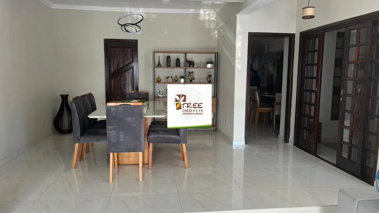 Imagem LOCAÇÃO DE SOBRADO NO ARUJAMÉRICA, EM ARUJÁ/SP, 450m² com 4 quartos, suíte com A/C, varanda, 4 salas, quintal, lavandeira e 4 vagas. CONSULTE-NOS.