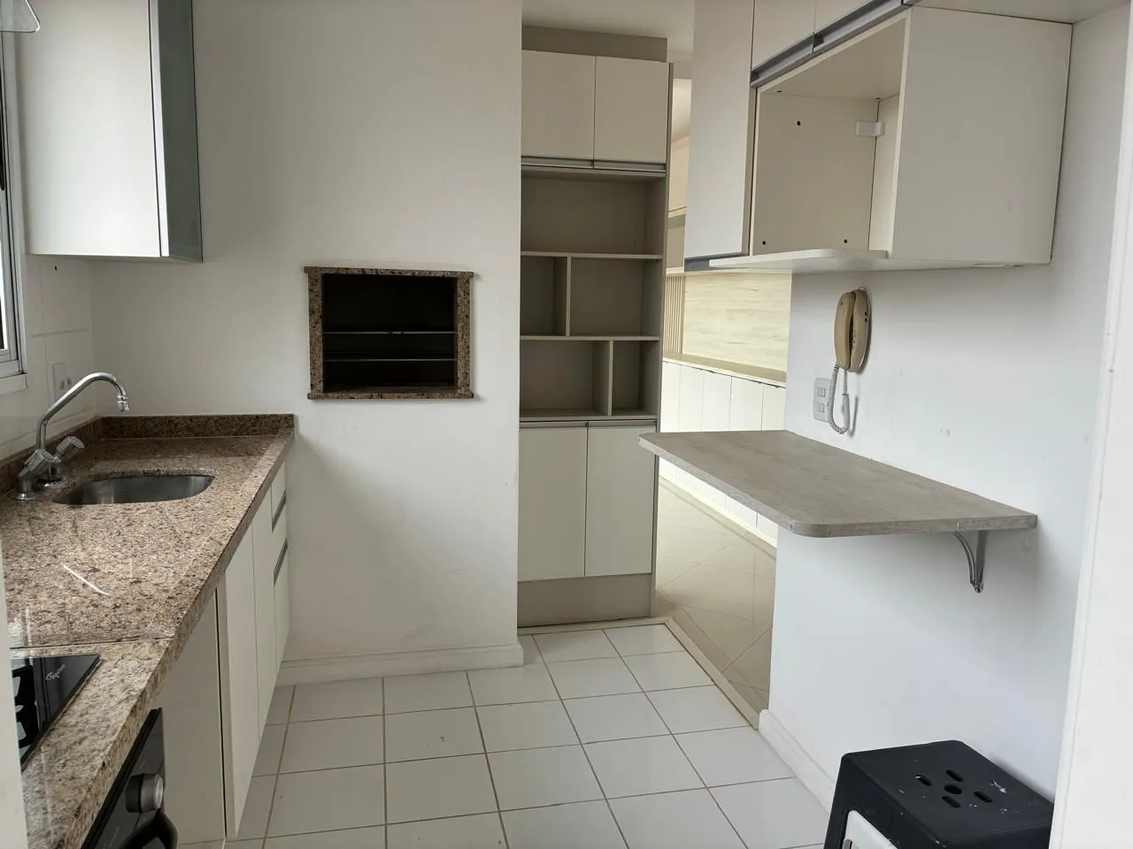 Imagem Vende-se amplo apartamento 3 quartos com suíte e 2 vagas no Menino Deus - 158,4m²