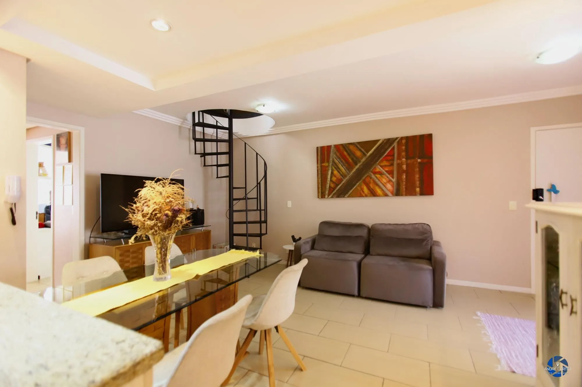 Imagem Vende cobertura: Piso inferior: 03 dormitórios, 02 banheiros, living 2 ambientes, cozinha americana.