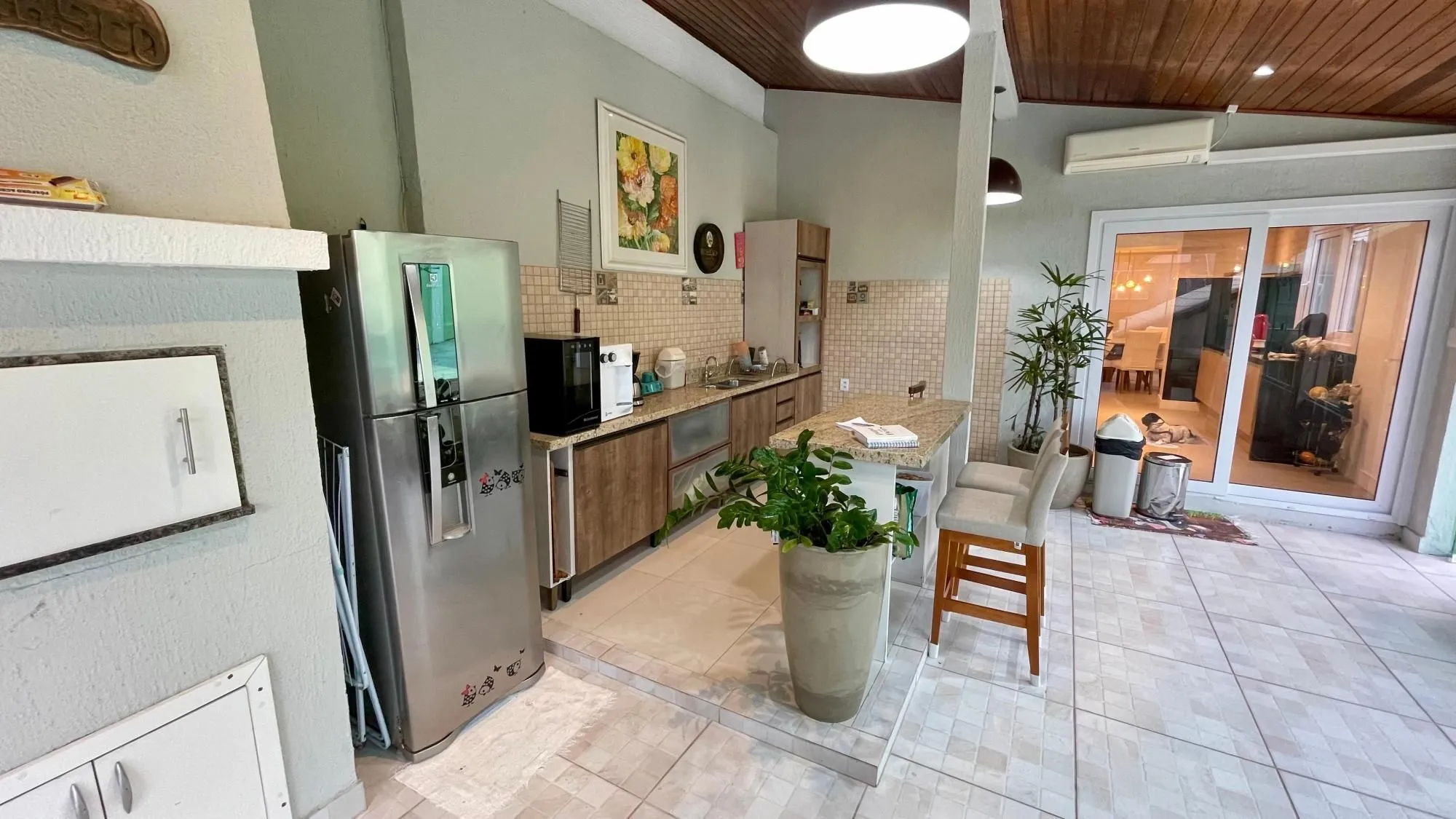 Imagem Casa térrea 100% mobiliada com 3 dormitórios, suíte, piscina e 3 vagas.
