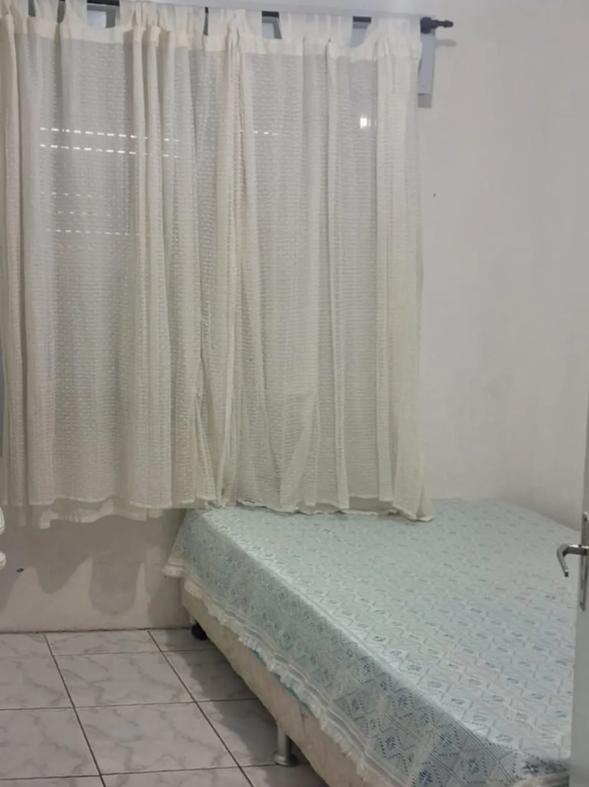 Imagem Casa no centro de Tramandaí com 3 dorm, 2 banh + edícula completa, garagem 2 carros com churrasqueira, próxima à Av. Fernandes Bastos.