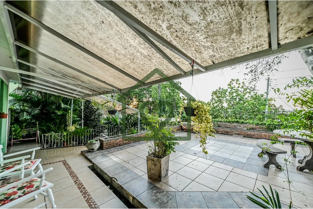 Imagem Descubra o lar dos seus sonhos nesta excepcional casa de condomínio à venda em Porto Alegre, RS. S...