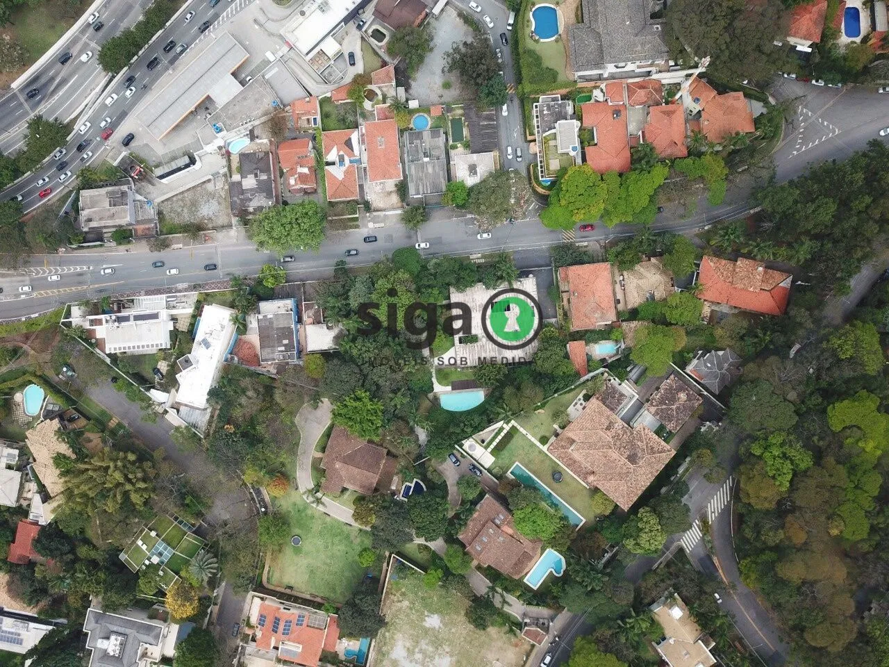 Imagem UMA CASA ICÔNICA NA CIDADE JARDIM | 976 m² | ARQUITETURA ATEMPORAL EM MEIO AO VERDE