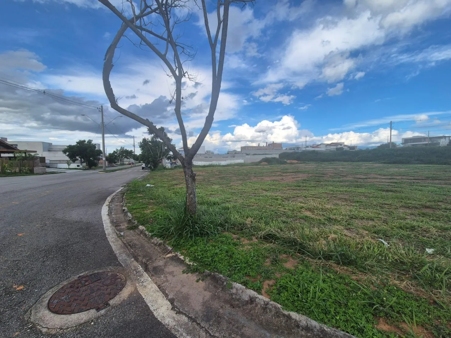 Imagem Terreno de Esquina no Condomínio Colonial Village 2, com 865m² em Localização Central e Imponente!