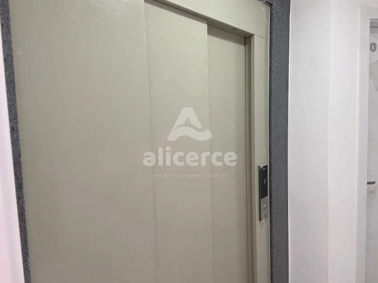 Imagem Apartamento para Locação em Coqueiros com 2 Dormitórios, 1 Suíte e Sol o Dia Todo