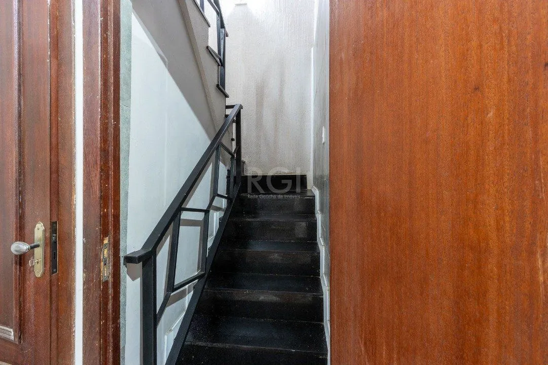 Imagem Sobrado para Venda - 300m², 3 dormitórios, sendo 1 suites, 3 vagas - Cavalhada