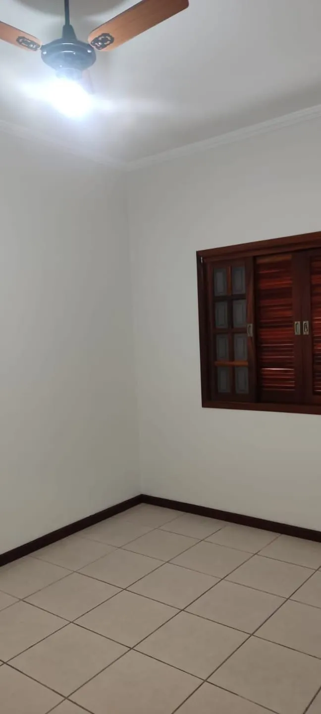 Imagem Casa Estilo Clássico com 3 Quartos, Piscina, Área Gourmet, 4 Vagas e Excelente Localização Próxima ao Centro