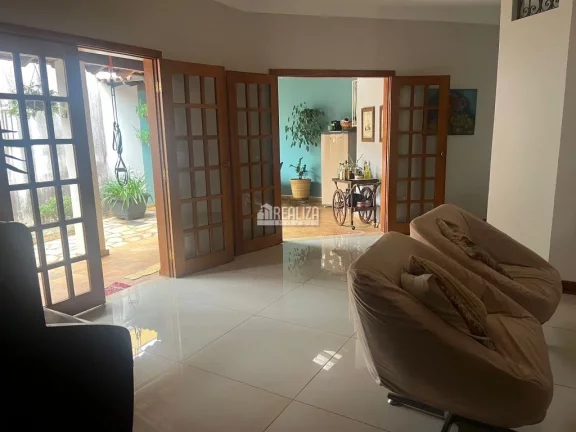 Imagem Casa à venda no bairro Fabrício, em Uberaba - 3 dormitórios, piscina e varanda!