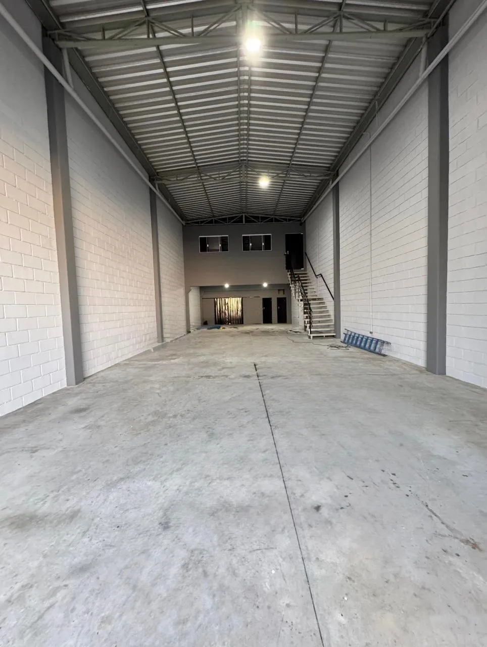 Imagem Galpão para Locação em Sorocaba - 290m² com Mezanino e Estrutura Moderna