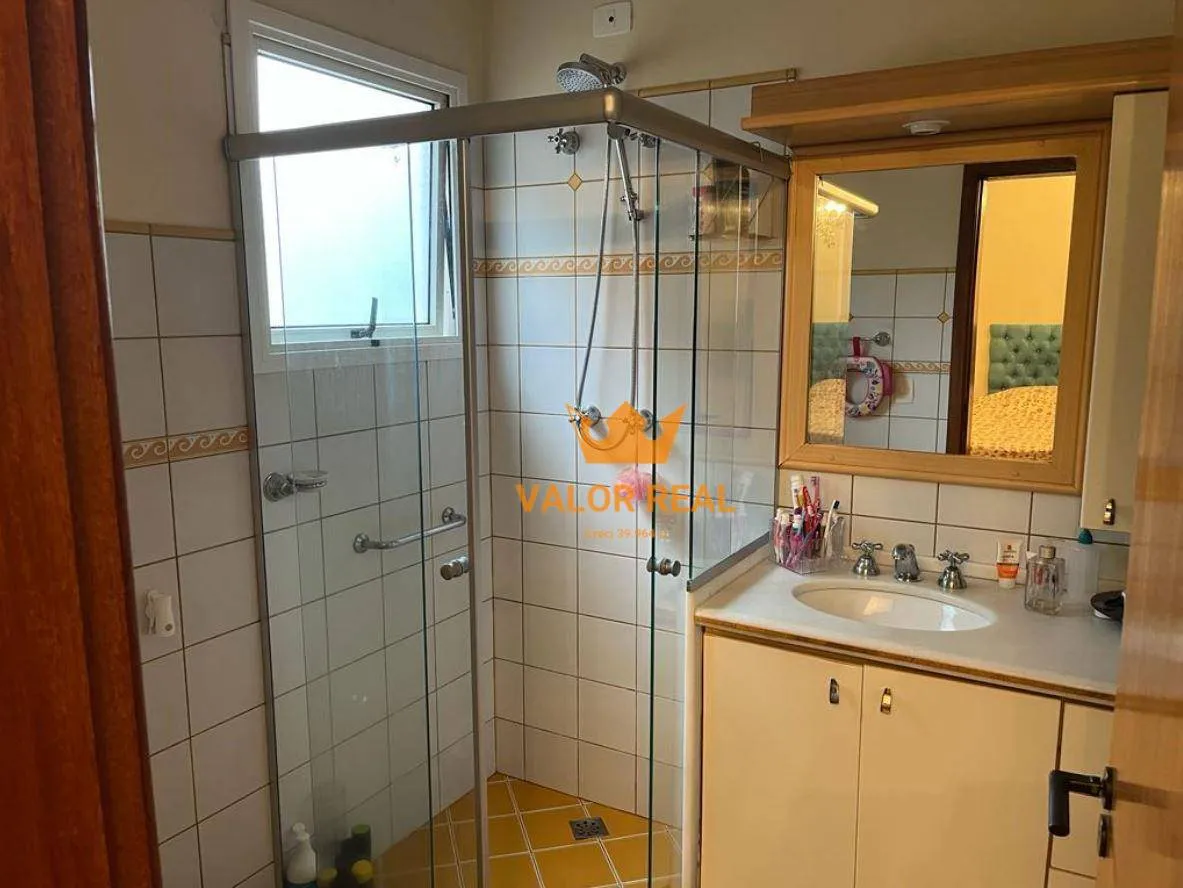 Imagem Casa de noivos em rua tranquila e com segurança. AT 394 m2, 3 Dorm, 2 Suites, Salão de Festas, R$ 790.500