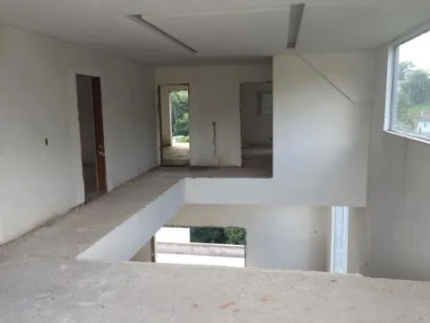 Imagem VENDA DE SOBRADO EM CONSTRUÇÃO NO CONDOMÍNIO JARIDM IMPERIAL HILLS III, EM ARUJÁ/SP, 500m² com 4 suítes, piscina, churrasqueira e 6 vagas CONSULTE-NOS