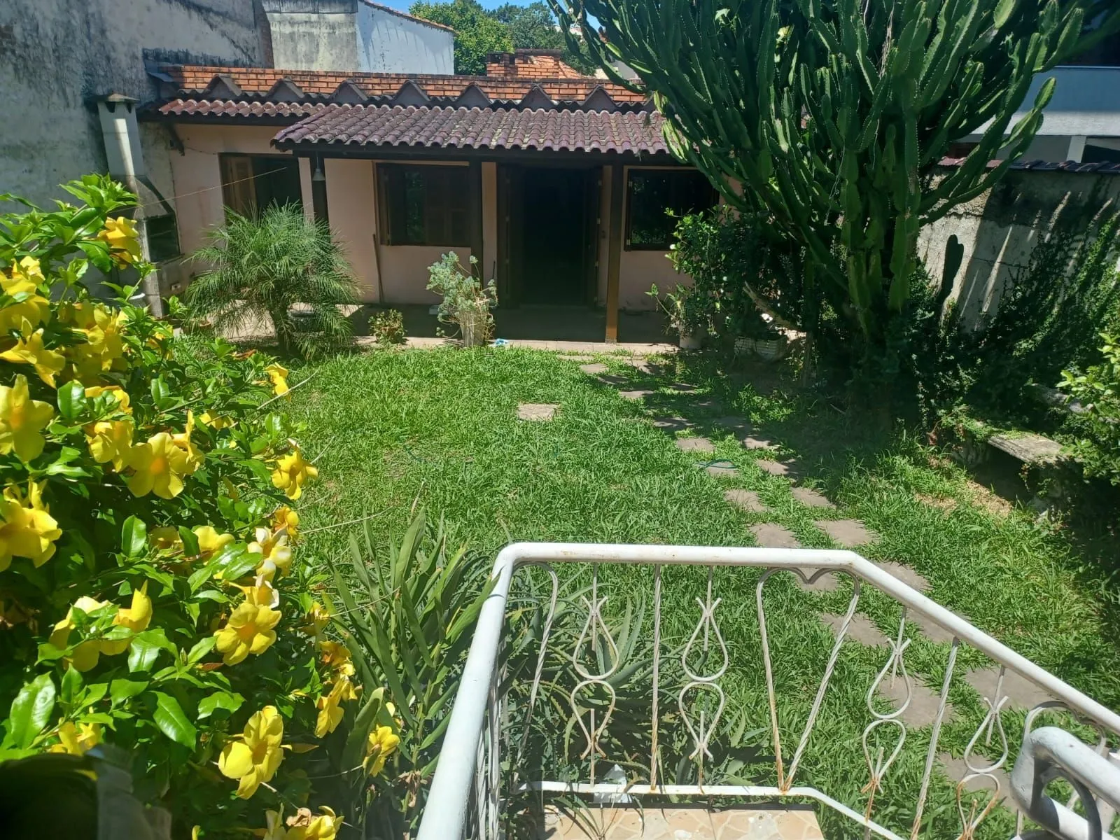 Imagem Casa de 3 quartos, suíte e patio no bairro Medianeira em POA