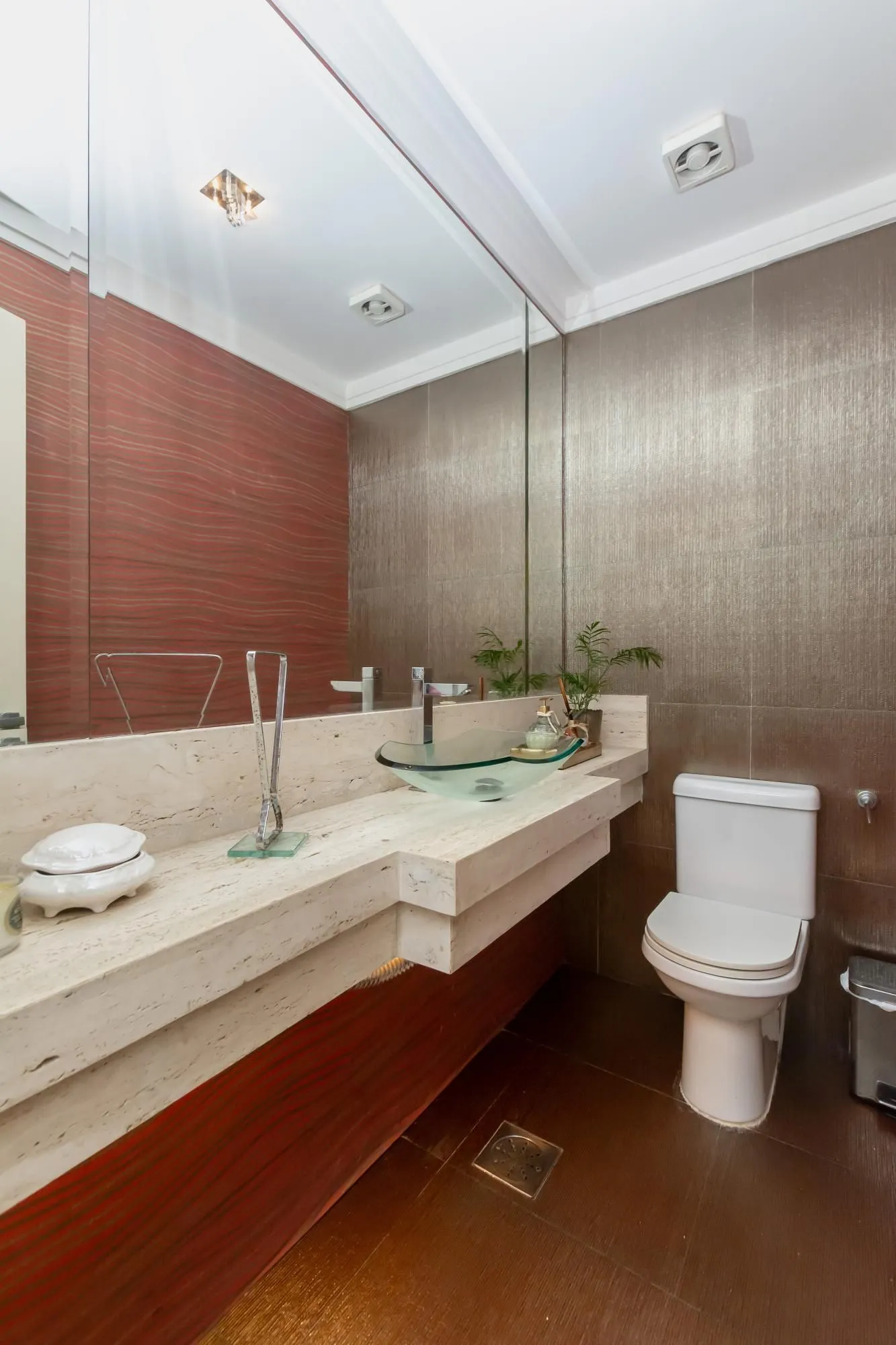 Imagem VENDA AMPLO APARTAMENTO RUA CALMA
