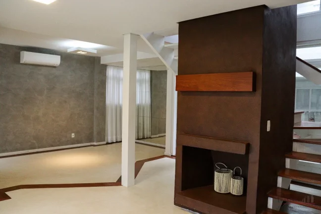 Imagem Casa reformada, mobiliada e decorada na Av Buzios em Jurere Internacional. Localizada em frente ao H...