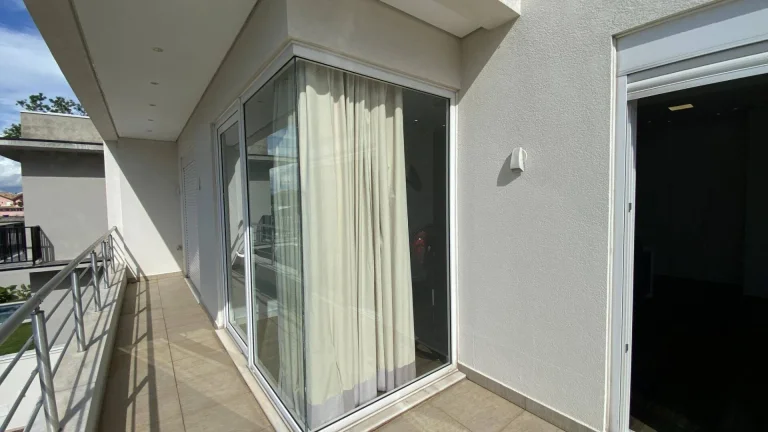 Imagem Casa a venda com 3 Quartos ( Suítes), 6 Vagas. Granja Viana.