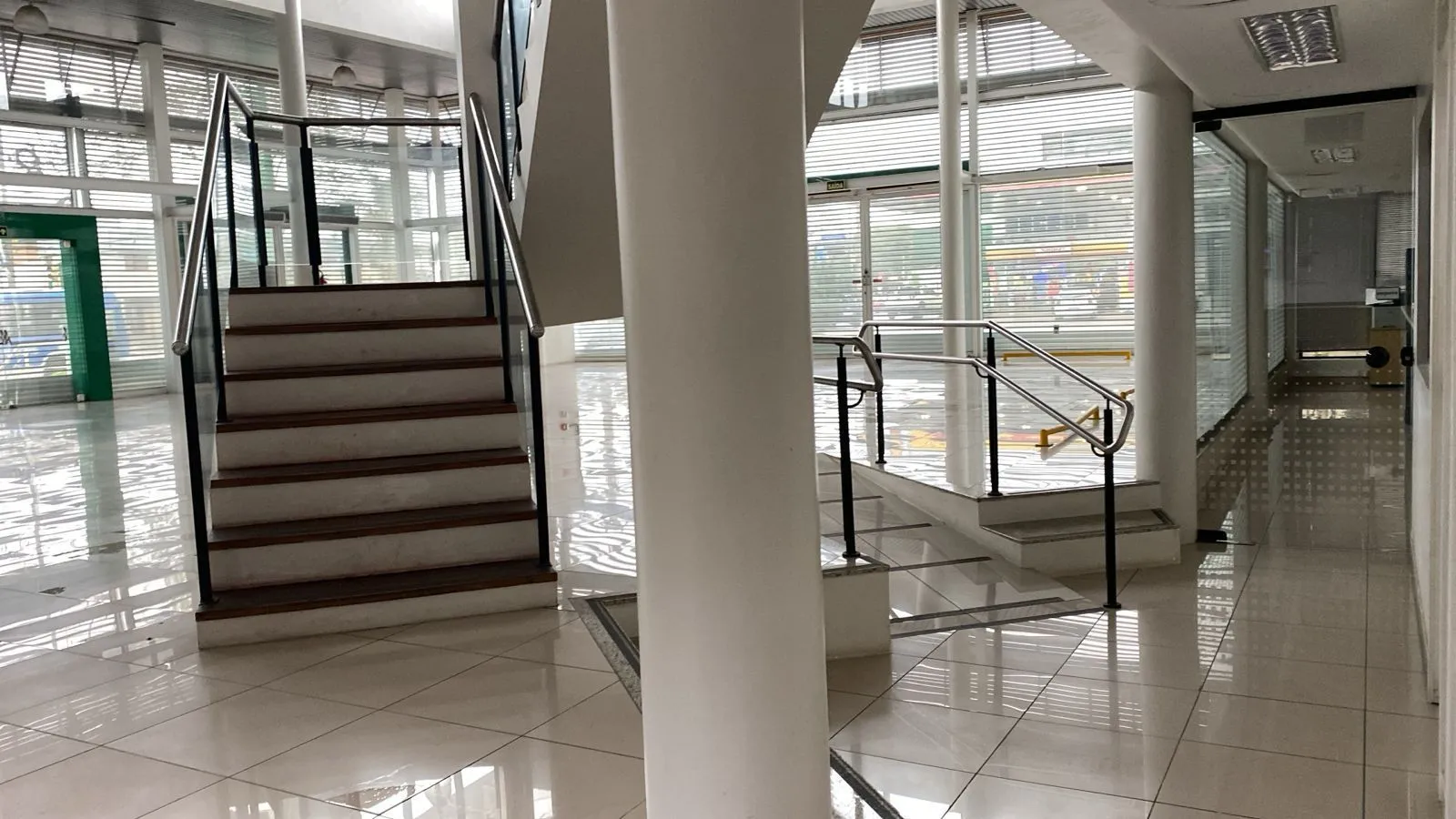Imagem MÁFFER IMÓVEIS ALUGA LOJA / PRÉDIO COMERCIAL - AV. SERTÓRIO | PORTO ALEGRE/RS Área total: 1.200 m² Aluguel: R$ 48.000/mês Diferenciais do Imóvel Altíssima visibilidade Testada ampla com vitrine Fluxo intenso de veículos