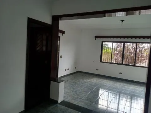 Imagem LOCAÇÃO COMERCIAL DE CASA NO JARDIM PLANALTO, EM ARUJÁ/SP, 400m² com 4 dorm, 3 salas, quintal amplo, churrasqueira e garagem p/ 4 autos. CONSULTE-NOS.