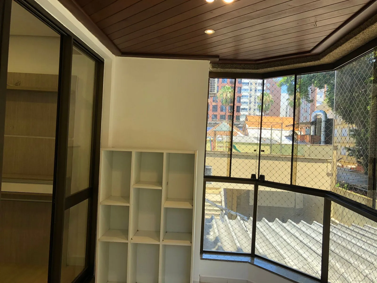 Imagem Vende ou aluga no bairro Menino Deus, com garagem, apartamento de 03 dormitórios, suíte, living 02 ambientes, com sacada e churrasqueira