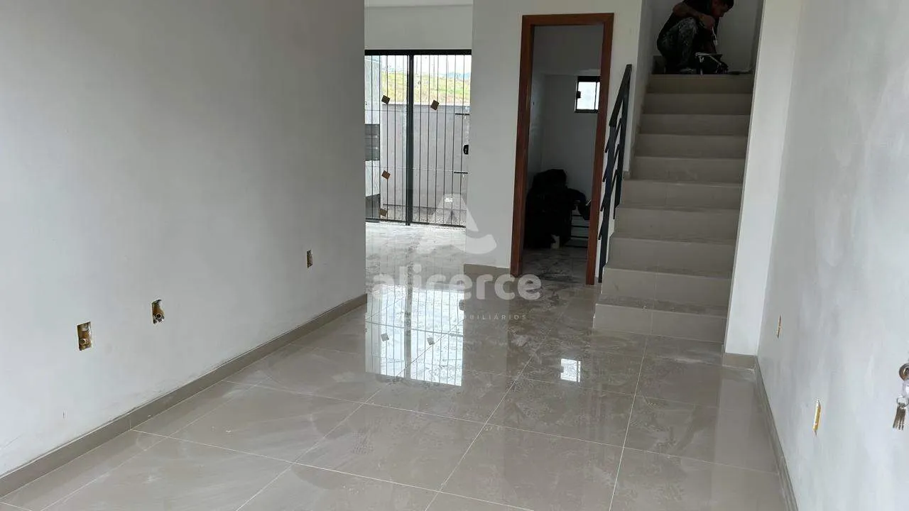 Imagem Sobrado Novo à Venda - 2 Dormitórios I 2 Suítes I Passagem Lateral - em São José/SC