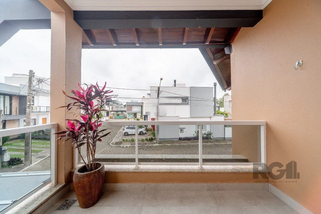 Imagem Casa em condominio com excelente padrão construtivo, possui 3 dormitórios, sendo 1 suíte máster com closet e sacada