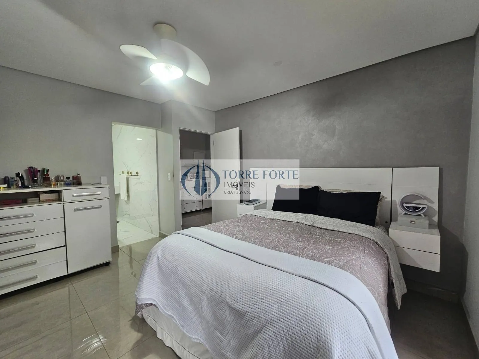 Imagem Ótima casa 396 m², 3 dormitórios sendo 1 suíte, 5 banheiros, em S.C do Sul
