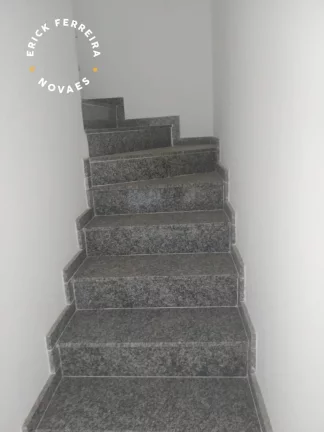 Imagem Casa Duplex Condomínio fechado composta de 2 quartos sendo uma suíte com varanda no bairro Itapebussu