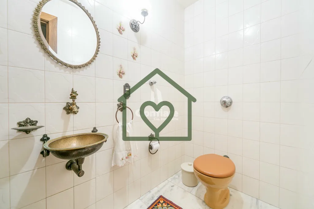 Imagem Apartamento amplo, 1 por andar, com 201m² privativos, localizado em prédio de esquina. Conta com 4...