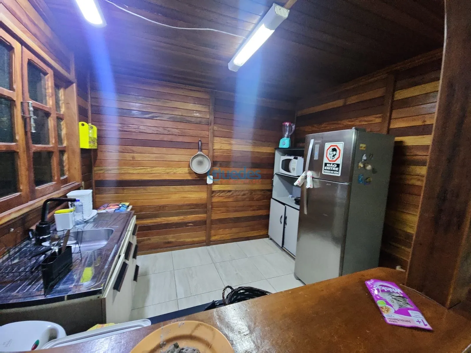 Imagem Casa em Embu das Artes, com 3 casas e 210m² por R$1.050.000 - Embu das Artes.