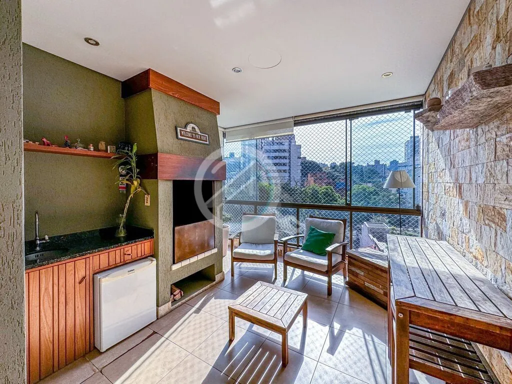 Imagem MUITO SOL E LINDA VISTA! Este amplo apartamento destaca-se por um espaçoso living que abraça três...
