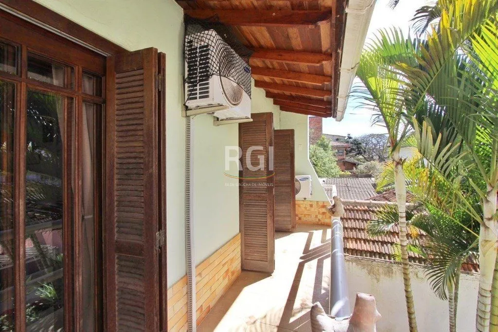 Imagem Casa para Venda - 260m², 5 dormitórios, sendo 2 suites, 4 vagas - Teresópolis
