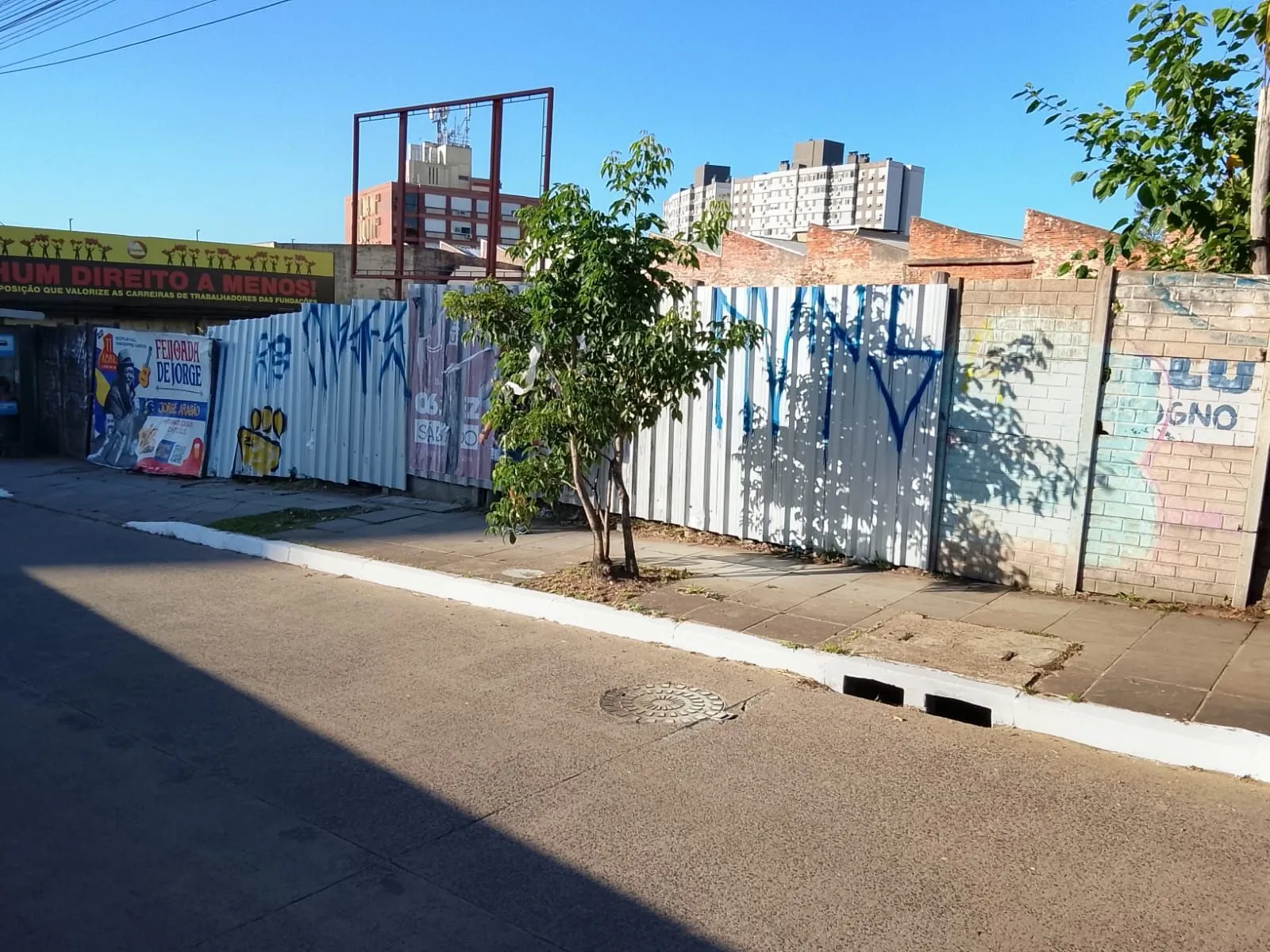 Imagem 4 Terrenos residencial ou comercial, com tapume na frente, desinpedido sem muros intermediários total de 1.126,81 m²