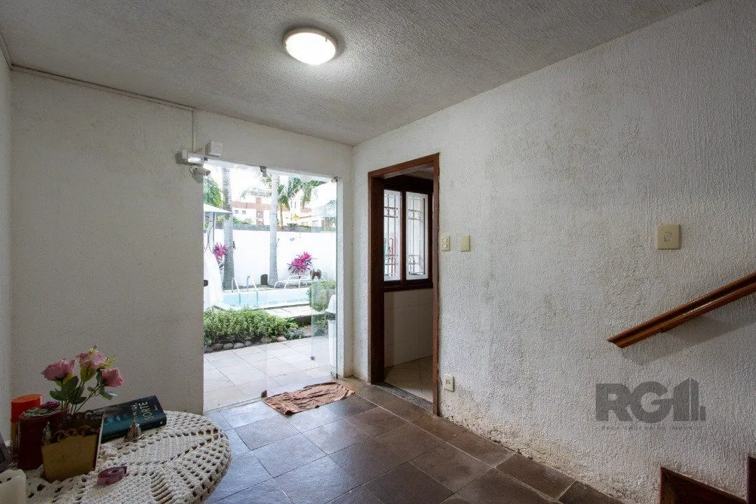 Imagem Casa no bairro Cristal, Possui 4 dormitórios, sendo 1suíte, closet e banheira de hidromassagem, com possibilidade de um podendo 1 dormitórios extra.