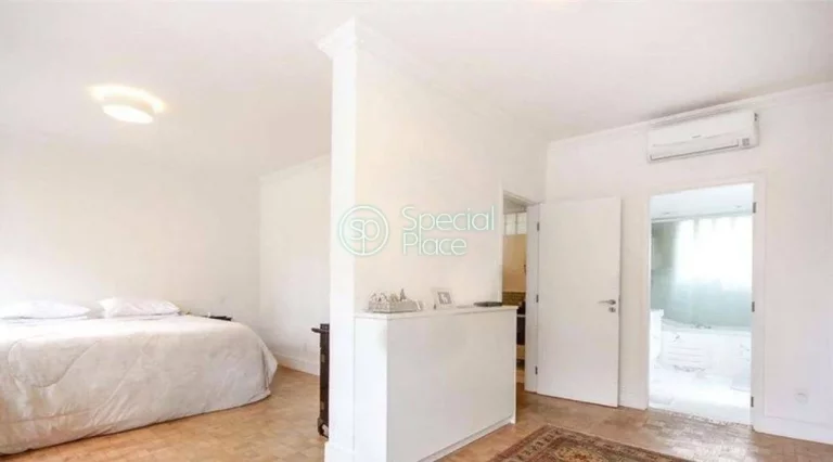 Imagem São incríveis 330m2 de área útil, 3 dormitórios ( 2 suítes ) e 3 vagas na garagem. Living ampl...