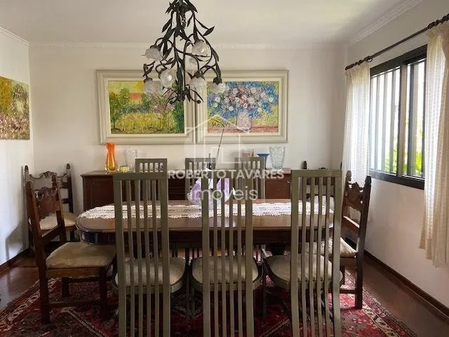 Imagem Amplo apartamento 165M² à venda com 4 dormitórios, sendo 2 suítes, living para 3 ambientes, cozinha com armários embutidos e área de serviço com quarto e banheiro. Conta com 2 vagas de garagem.