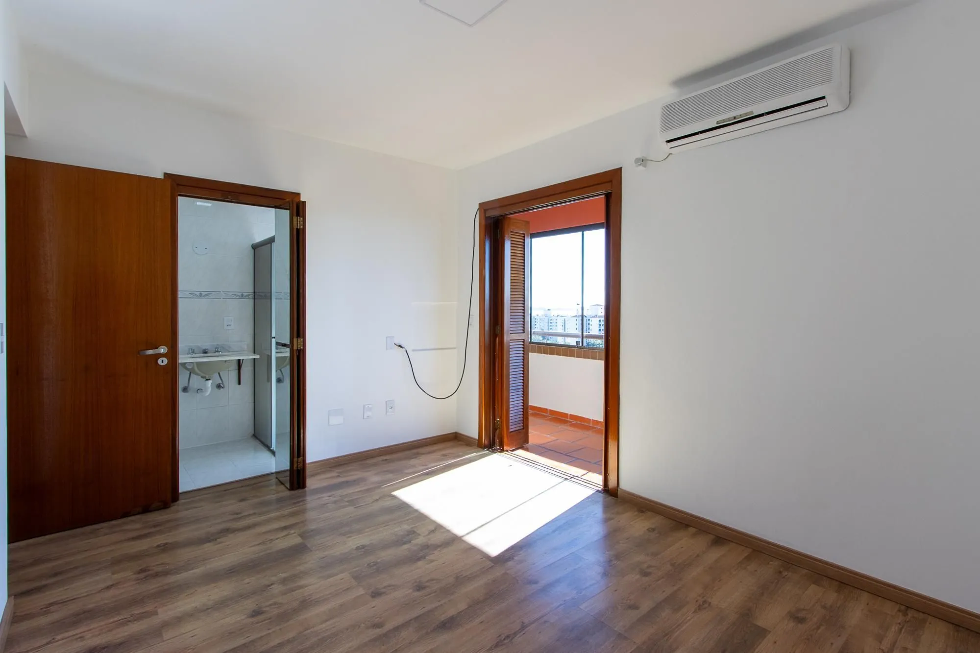 Imagem Apartamento de 2 dormitórios, 1 suíte e 2 vagas de garagem no bairro Tristeza.