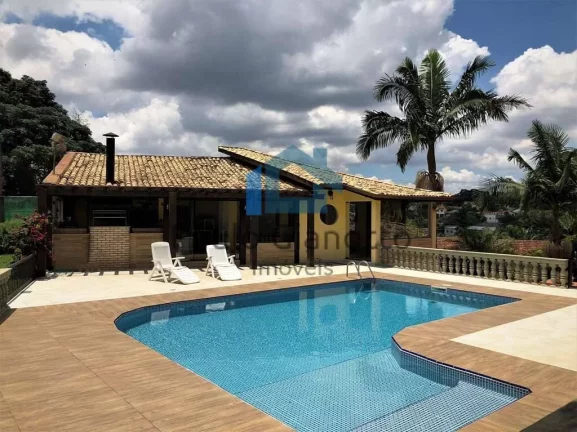 Foto do imóvel Casa à venda com ótima localização na Granja Viana em Rua Sardenha